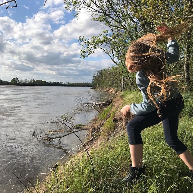 Encore une belle journée sur les bords de Loire. Je suis cette fille qui aime les lacs, les mers, les fleuves, les océans... Bien plus que les collines et les montagnes. Et puis ce coin a le goût de l’enfance. Il y a toujours la table en mosaïques réalisée il y a plus de trente ans avec mon grand-père. Les fleurs. Les gros escargots de la Bourgogne. Et ma Siloë qui fait danser ses cheveux dans le même vent. Revigorant. #bourgogne #loirevalley #loire #france