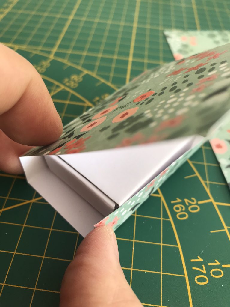 Envoyez des petites boites à message 3 marquez les plis de la boite dans le papier