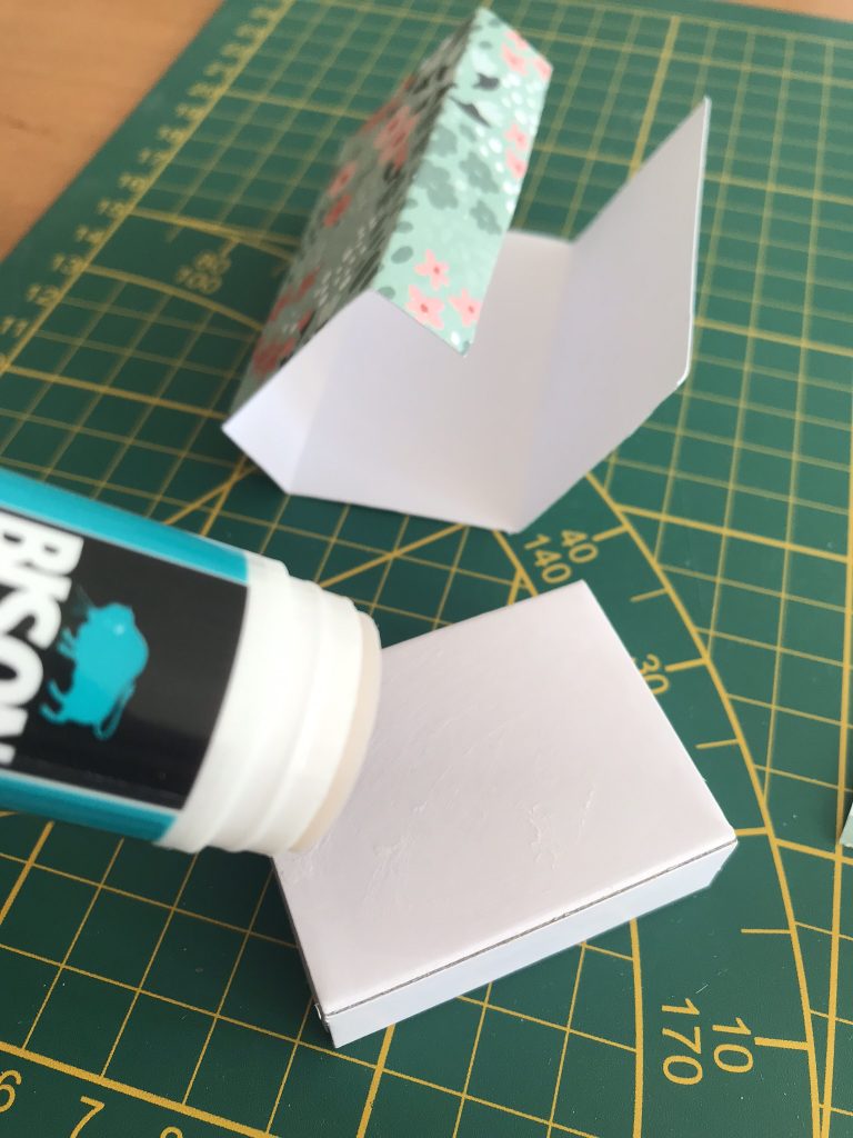 coller le papier autourde la boite d'allumettes