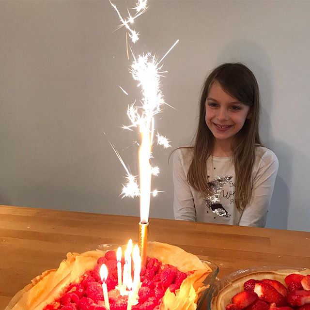 « Je suis tellement contente de mon anniversaire ». Ce sont les mots de ma fille, ce matin, quand elle sautait sur mon lit. Je me suis amusée de cette joie durable. Et puis je me suis interrogée sur la mienne. Je sais porter des lunettes roses, je vais voir le joli un peu partout, je prends le temps de célébrer les succès. Mais ma joie n’est pas assez durable. Je passe vite à autre chose. J’aimerai profiter plus longuement de ses bonnes ondes, de ses bienfaits. Vous y arrivez vous ? Quelles sont vos atuces pour faire durer la force de vos joies ?