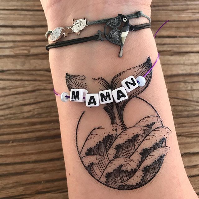 Bracelet "maman" sur un poignet offert pour la fête des mères