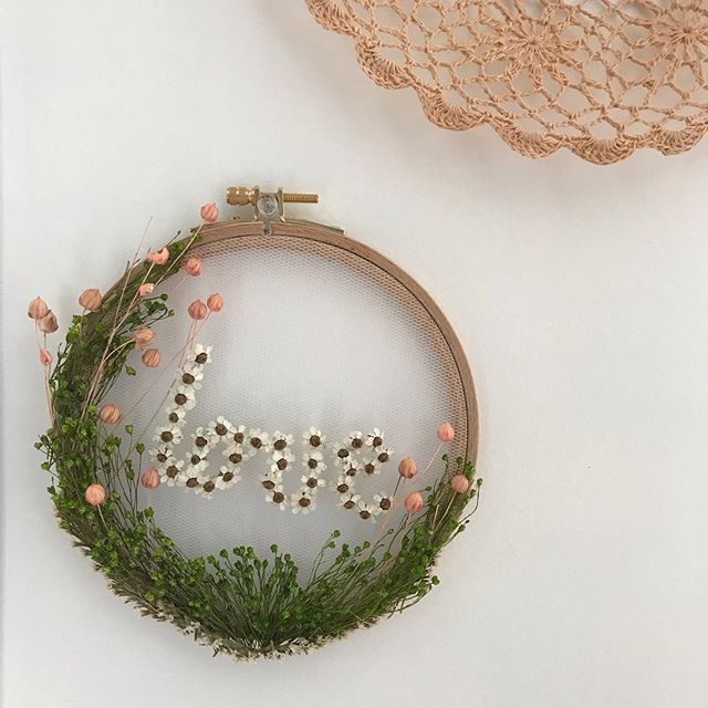 Make-it Leroy Merlin: lieu de recyclage et de réparation sur Paris ! 2 cadre broderie avec des fleurs séchées, motif love