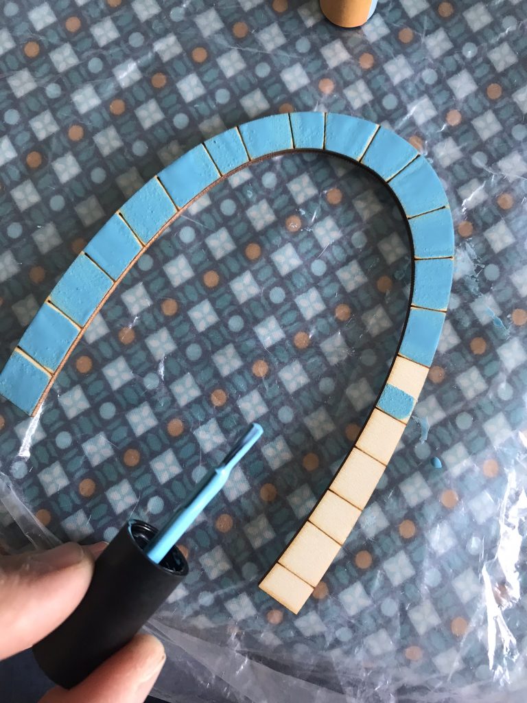 Fabriquer une mini-porte de fée pour son jardin 1 peindre le pourtour de la porte