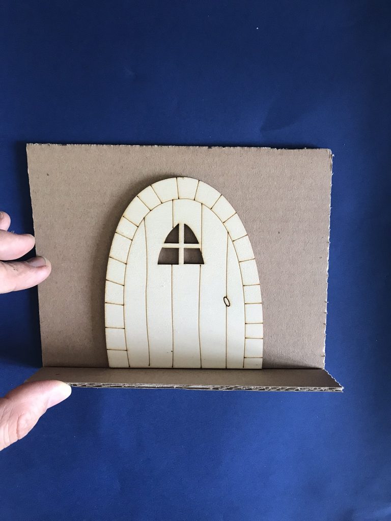 Fabriquer une mini-porte de fée pour son jardin 6 replier le carton