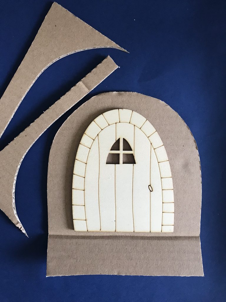 Fabriquer une mini-porte de fée pour son jardin 8 ajuster les contours du carton