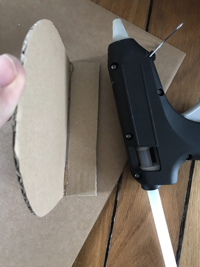 Fabriquer une mini-porte de fée pour son jardin 7 de la colle chaude pour faire tenir le pli du carton