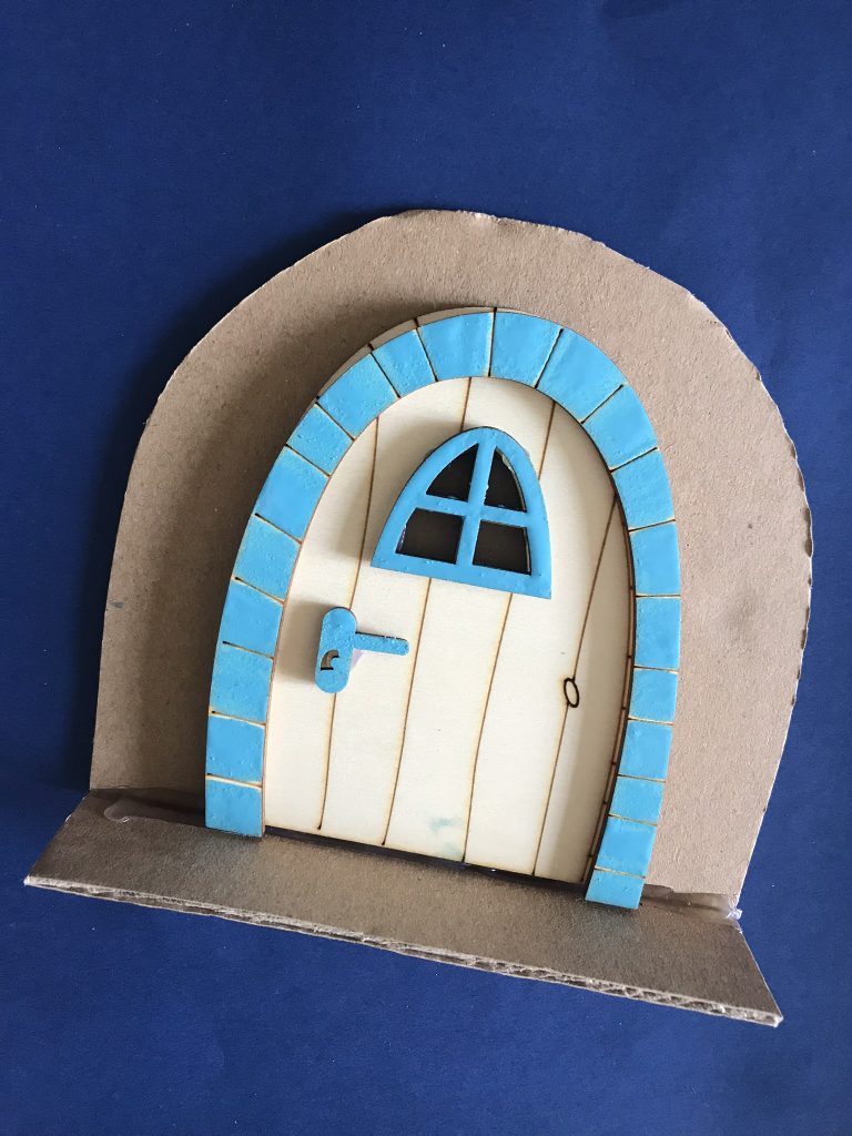 Fabriquer une mini-porte de fée pour son jardin 9 coller les éléments de la mini porte de fée