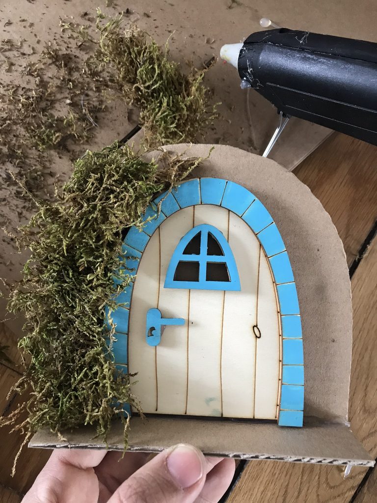 Fabriquer une mini-porte de fée pour son jardin 10 rajoutez de la mousse