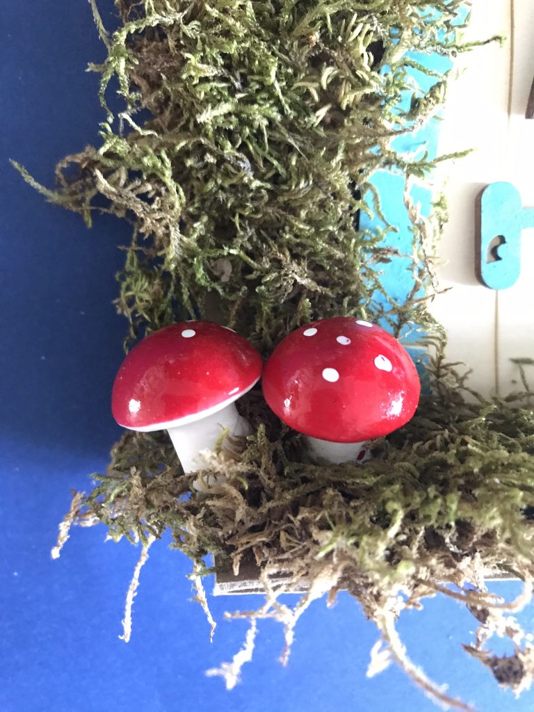 Fabriquer une mini-porte de fée pour son jardin 13 rajouter des champignons décoratifs