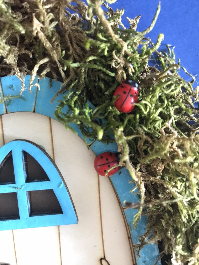Fabriquer une mini-porte de fée pour son jardin 12 rajouter des coccinelles décoratives