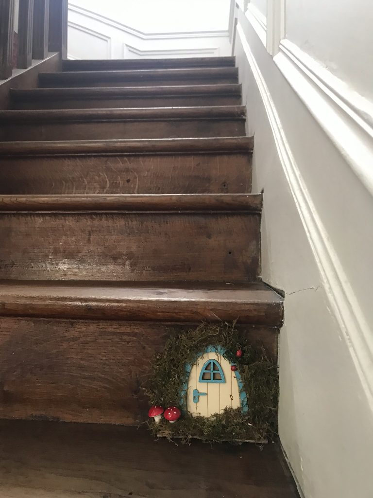 Fabriquer une mini-porte de fée pour son jardin 18 mini-porte de fée dans son escalier
