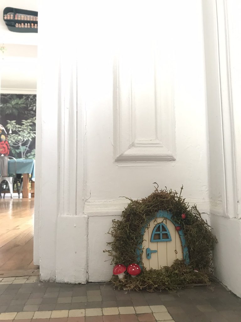 mini-porte de fée dans sa maison