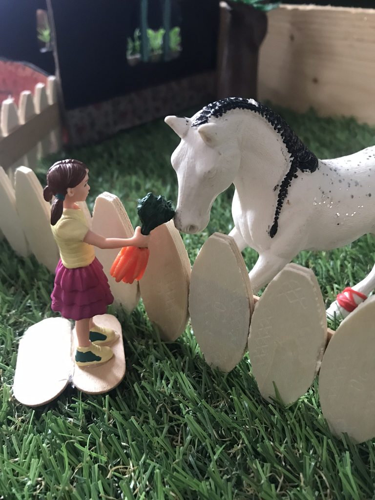 figurines cheval et petite fille pourr jouer à la ferme