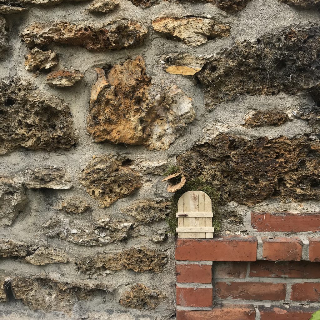 Fabriquer une mini-porte de fée pour son jardin 25 mini-porte cachée sur un mur