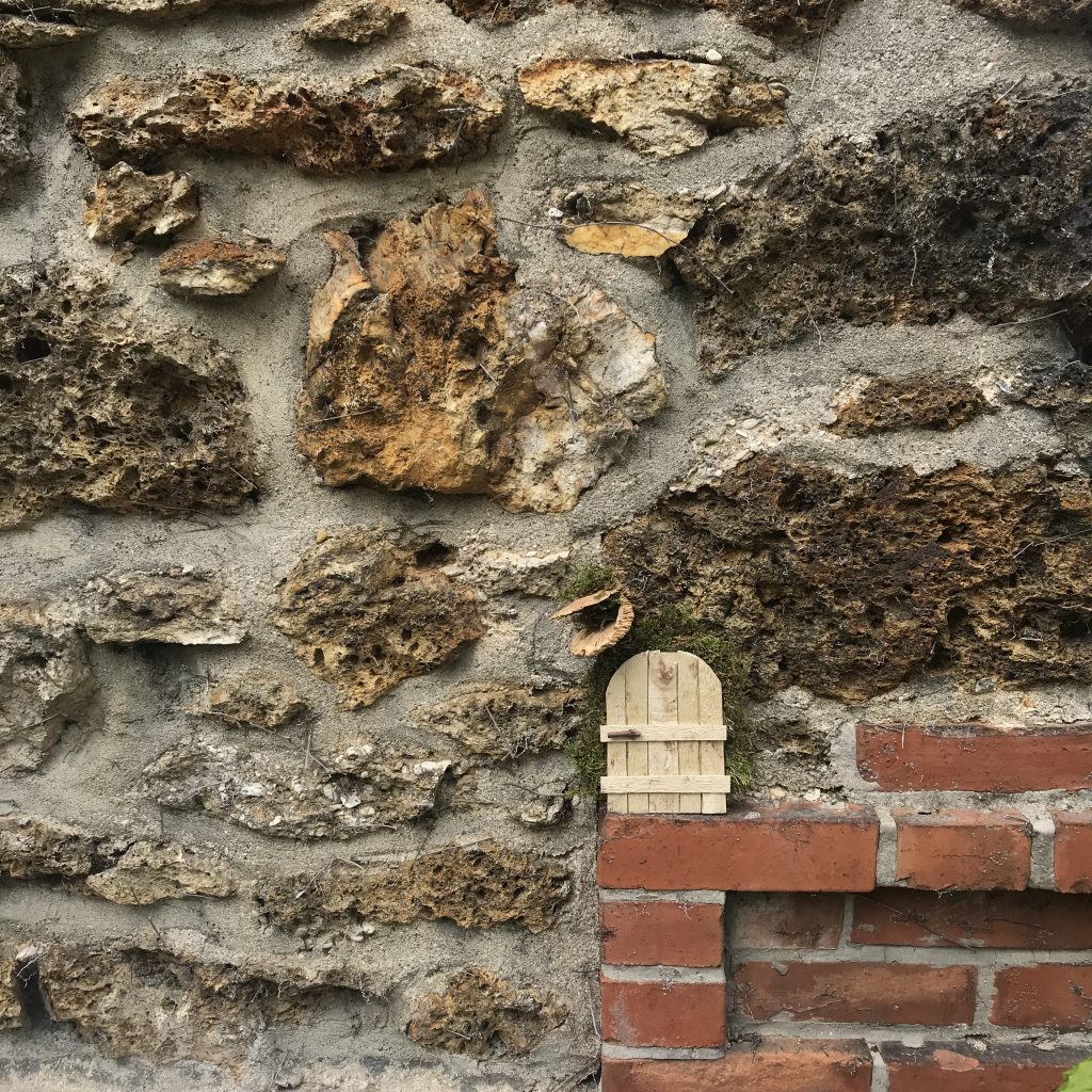 mini-porte cachée sur un mur