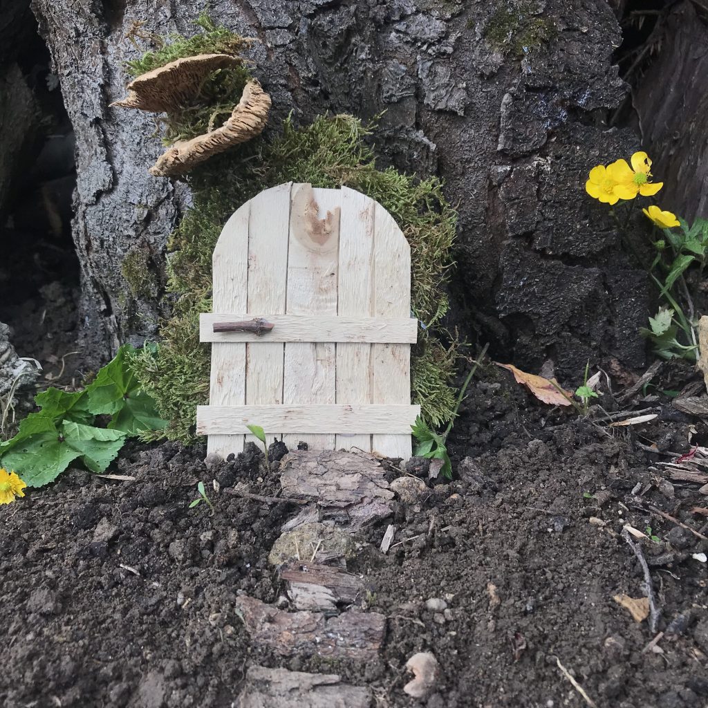 Fabriquer une mini-porte de fée pour son jardin 23 fabriquer une fausse porte pour les souris