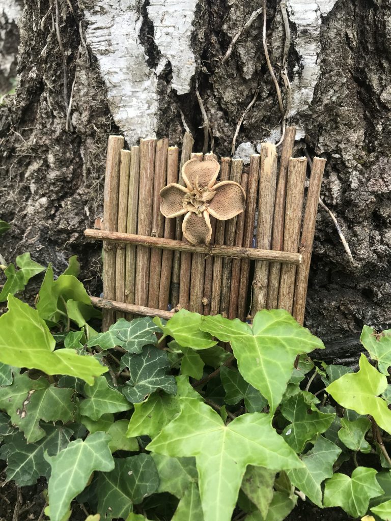 Fabriquer une mini-porte de fée pour son jardin 22 mini-porte réalisée en branchage