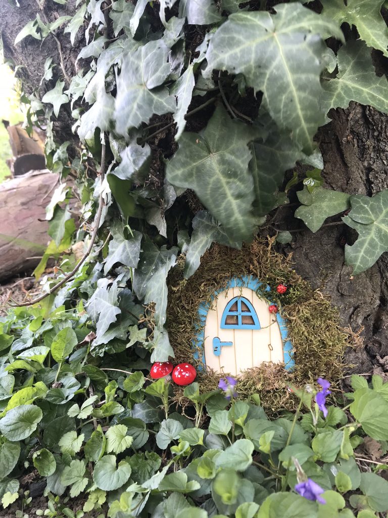 Fabriquer une mini-porte de fée pour son jardin 15 porte fée au pied dun arbre