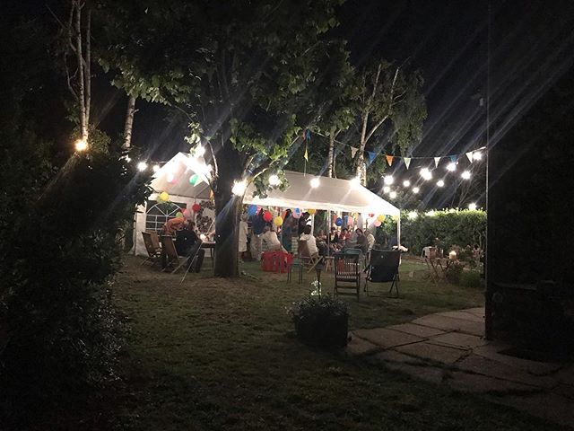 J’ai déménagé exactement pour ça :). Recevoir les miens, ma grande famille, mes amis. Toutes ces petites lumières, électriques et humaines, me rendent heureuse. Et clairement j’ai de la gratitude d’avoir grandi parmi des gens pour qui la famille était essentielle, des personnes qui mettent de l’énergie dans le vivre ensemble et qui sont déterminées à s’aimer. #gratitude