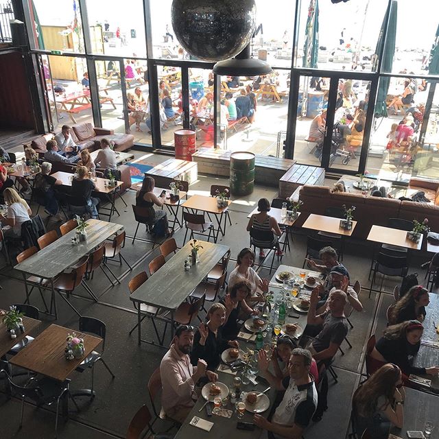 Dejeuner d’hamburgers dans le restaurant Pllek de NDSM pour notre voyage à Amsterdam