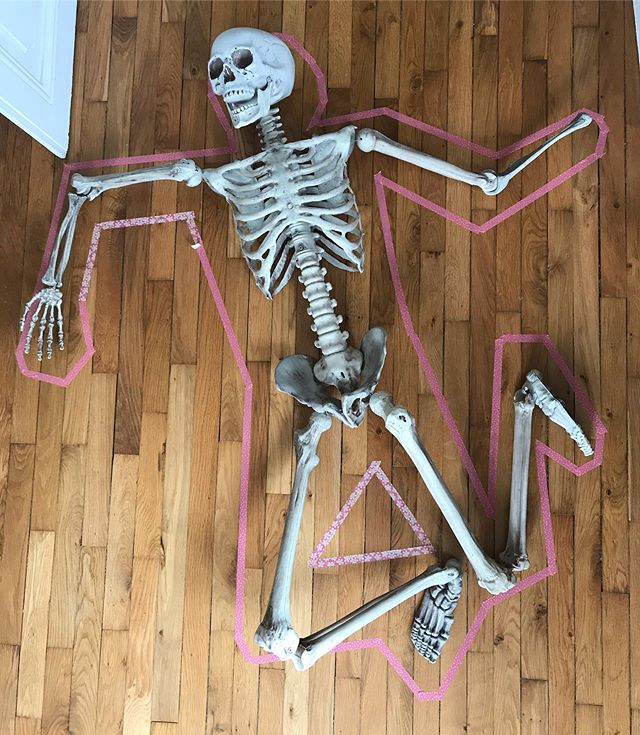 On a un problème je crois... On a retrouvé un cadavre dans notre salon ! C’est Paul l’homme qui habitait la maison au début du siècle dernier ! Une enquête aura lieu cette après-midi et heureusement l’inspectrice Siloë et ses copains seront là pour résoudre ce mystère !! #maviecreative #ciloubidouille #anniversaireenfant