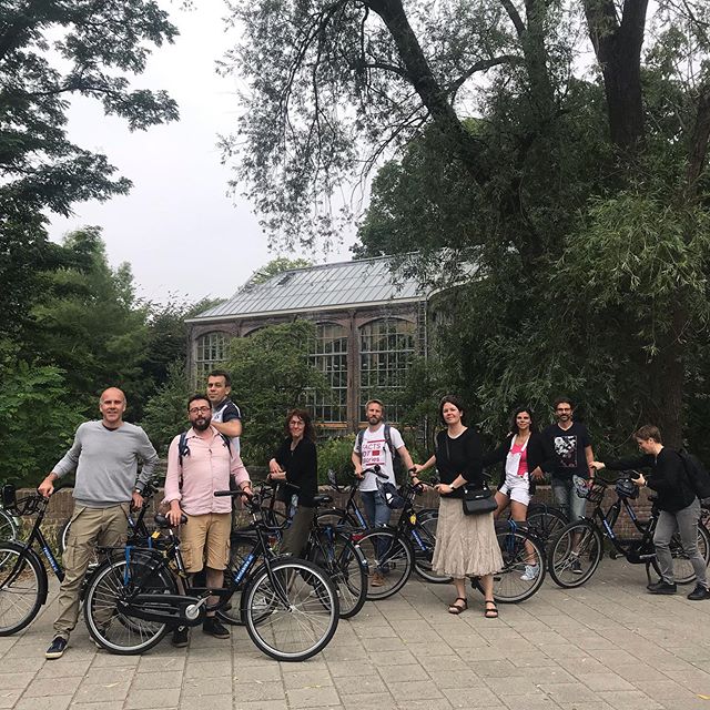 groupe d'amis à vélo prêts pour un voyage à Amsterdam
