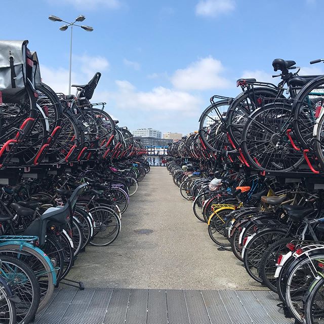 Mais où suis-je ? Piles de vélos en rangées