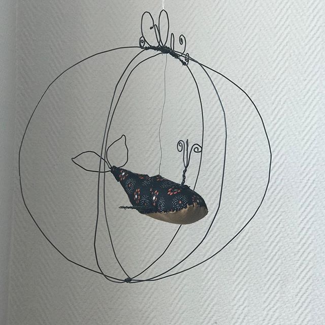 Une baleine aérienne... C’est le résultat de mon atelier avec la douce @astrid.lecornu ! J’ai pu peaufiner mes connaissances en fil de fer :). C’était un temps aussi inspirant que relaxant. J’ai des milliers d’idées maintenant ! Et vous ? Vous aimez l’art délicat des constructions en fil de fer ? #fildefer #wire #wireart #baleine #ciloubidouille #lesateliersdeciloubidouille