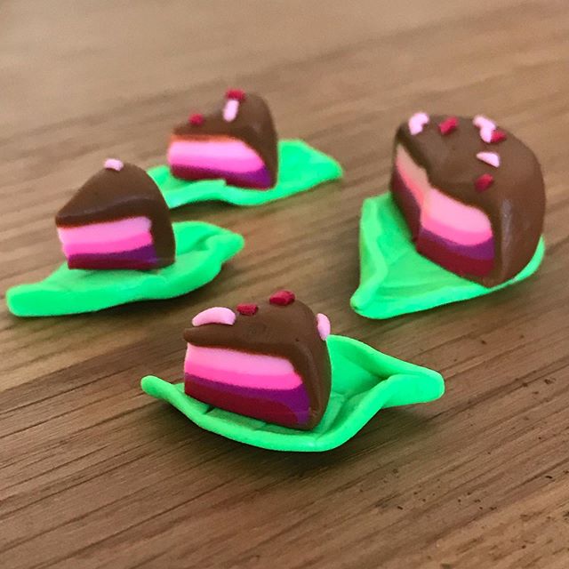 Ressenti d'un instant de créativité venant de ma fille. 1 Gâteaux miniatures extérieur marron chocolat intérieur rose et violet. Gâteaux posés sur feuilles vertes en pâte à sucre.