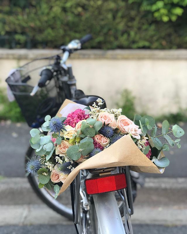 Bouquet de fleur sur un vélo. Bouquet fabriqué dans un atelier floral