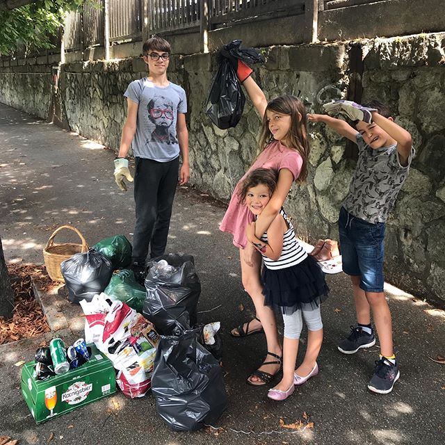 Sortie nettoyage cette aprem. J’ai embarqué les enfants que j’avais en stock, quelques sacs poubelles, des gants... On a nettoyé de fond en comble un chemin que j’arpente tous les dimanches avec mon pote de basket. Habituellement, avec lui, notre règle est « dès qu’on trouve un sac par terre, on le remplit de déchets ». Mais comme on est quand même là pour faire du sport, on n’en ramasse pas autant qu’aujourd’hui. Là, on a rempli une bonne quinzaine de sacs (qu’on vidait dans les poubelles municipales parce qu’on n’en avait pas assez). On a fait des sacs de verre, des sacs de canettes, des sacs de plastique et des sacs de déchets divers. Je sais bien que d’ici une semaine, ce chemin sera à nouveau dégueu. Mais ce que je retiens, c’est l’enthousiasme des enfants à nettoyer ainsi que leur dégoût/incompréhension face à tous ces gens qui laissent leurs merdouilles par terre. Pis aussi la réaction des gens autours qui encouragent et remercient. Bref, un chouette moment à ramasser les déchets des autres ^^ ! #zerodechet #jeramasseundechetparjour #citoyenurbain #ecocitoyen #greenspirit