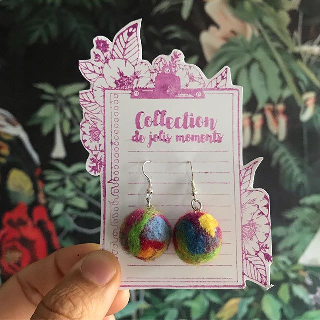 Boucles d'oreille en laine cardée