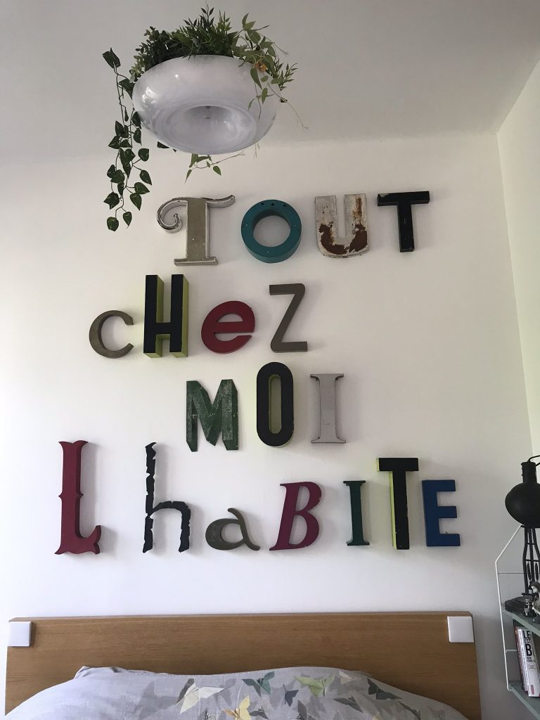 mur de lettres récupérées