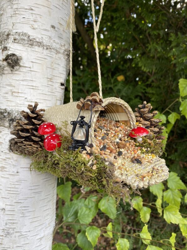 Recycler une boite de conserve pour en faire une mangeoire à oiseaux