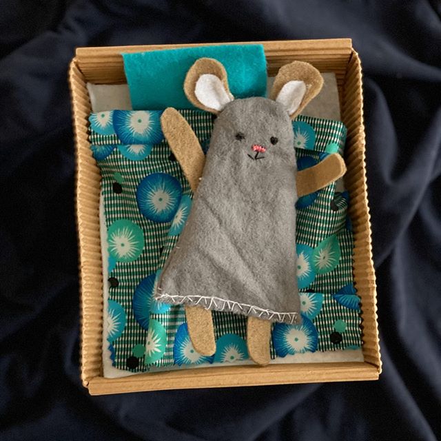 petite souris en feutrine dans sa boîte en carton