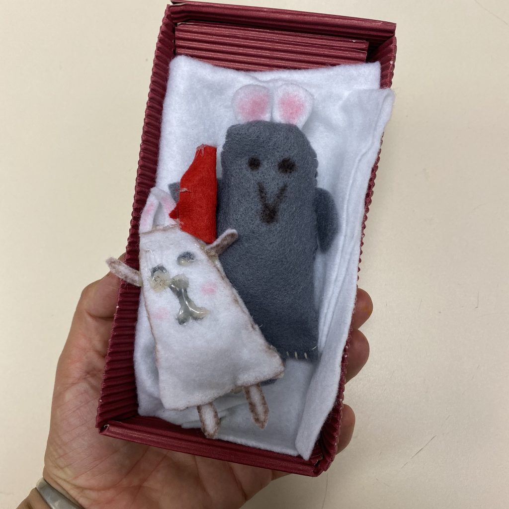 petite souris en feutrine dans sa boîte en carton