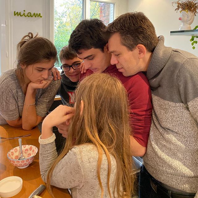 Les repas en famille. On a toujours sacrifié le petit dej. Celui-ci, c’est chacun pour soi, au rythme des réveils décalés de chacun. Mais les midis et les soirs, dès que c’est possible, on mange tous ensemble. Ca papote, ca se raconte, ca se chambre. C’est aussi le moment où on tente d’organiser les différents projets. Le volume sonore est (très) élevé... On est loin du temps où les enfants n’avaient pas le droit de parler à table ^^ ! Et chez vous ? Repas en famille ? Repas en décalé parents/enfants ? Chacun se gère ?