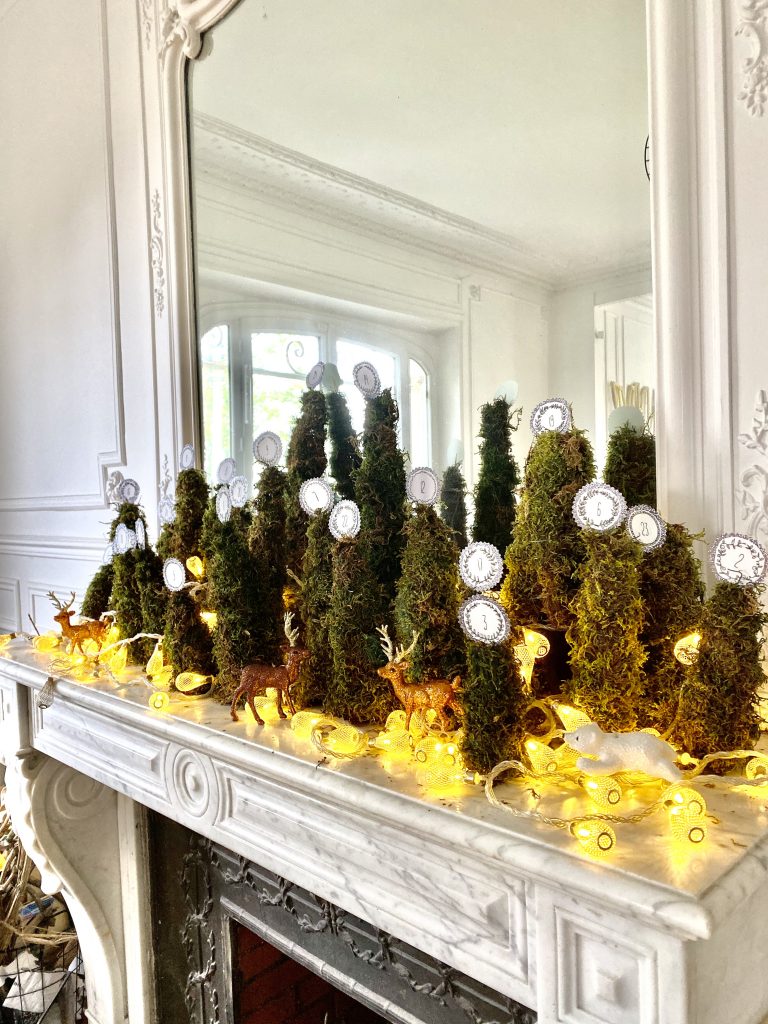 Calendrier de l'avent décoratif en sapins faits de mousse naturelle