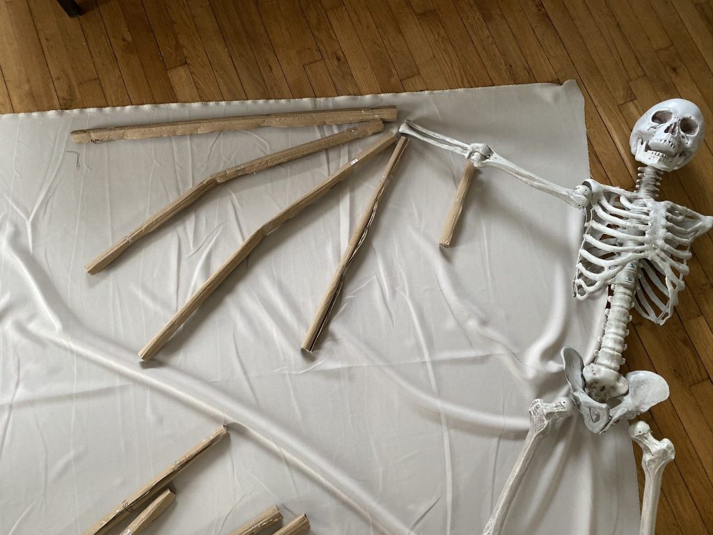 Squelette dans son chaudron magique - Tutos Halloween - 10 Doigts