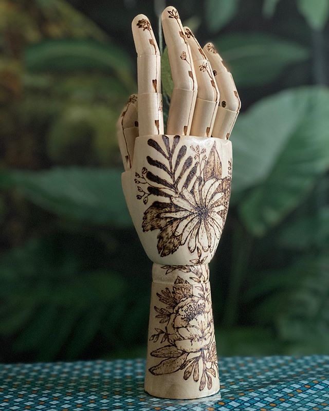 Main en bois pyrogravée façon tatouage 1 Main en bois pyrogravée façon tatouage