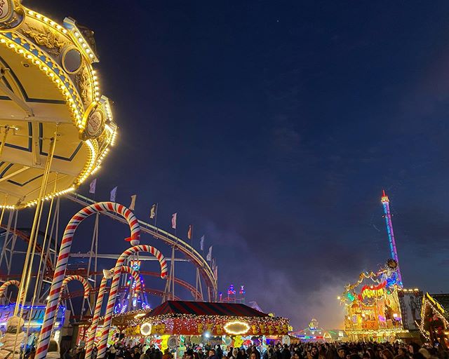 Pause festive à winter wonderland, un parc d’attraction éphémère dans Hyde Park, pour clôturer une boucle. Nous y étions allés il y a des années. Je ne sais plus pourquoi, nous avions été incapables d’utiliser notre carte bleue et donc de leur offrir un tour de manège. C’est désormais un dommage réparé, ils ont tournoyé dans les airs (sans vomir). Ca fait plaisir ^^ ! #cilouinlondon #winterwonderland #londonbynight