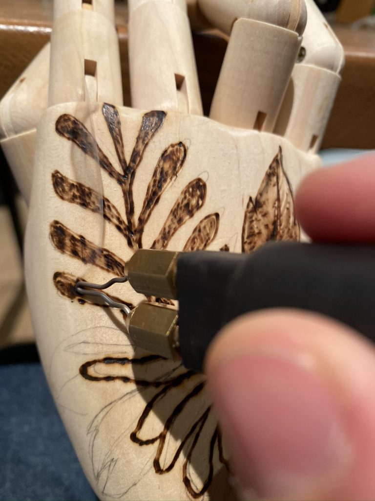 Main en bois pyrogravée façon tatouage