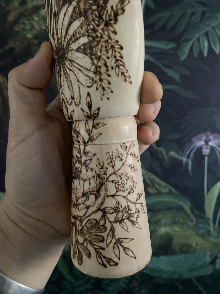 Main en bois pyrogravée façon tatouage 5 Main en bois pyrogravée façon tatouage