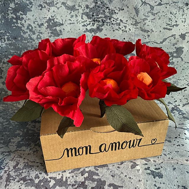 Ciloubox surprise - Vous aimez beaucoup les surprises que je crée pour les gens que j’aime. Alors je vous montre comment en réaliser une sur le blog qui s’adaptera à toutes les occasions je pense :). Mon article vous explique la fabrication de fleurs gourmandes en papier crépon. Vous me direz ce que vous en pensez :). #surprise #ciloubox #fleurenpapier #papiercrepon #paperflowers #paperart #paperflorist #ciloubidouille