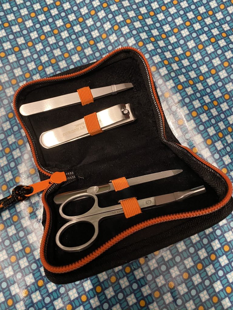 Kit manucure personnalisé au vernis à ongle 1 customisation-de-kit-manucure