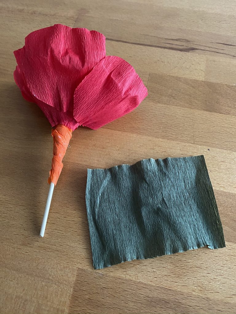 habiller la tige de la fleur en papier crépon