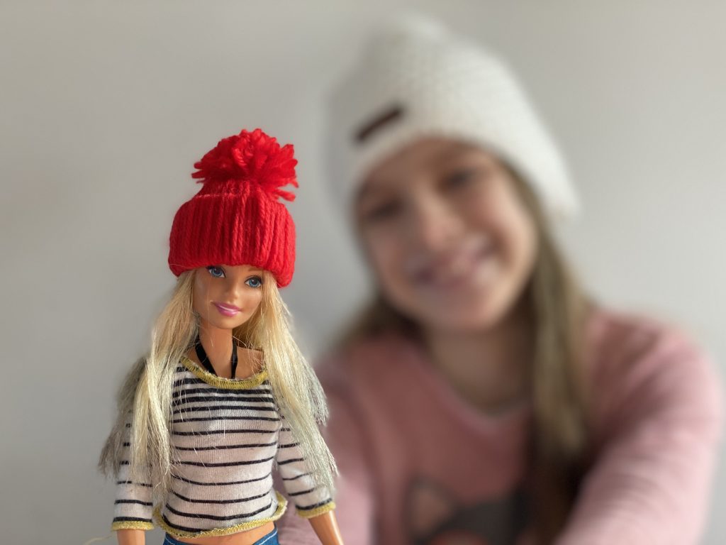 mini-bonnet en laine pour poupée