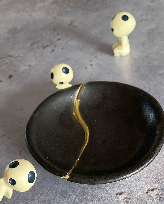 Kintsugi - sans doute avez-vous déjà entendu parler du Kintsugi, cet art japonais qui consiste à réparer les porcelaines et autres céramiques à partir de couches de laques successives et ,in fine, de poudre d’or. C’est à la fois une technique qui demande un vrai savoir-faire mais aussi une pratique vue comme un symbole de résilience. Ne pas chercher à cacher ses félures, les sublimer... J’ai suivi un atelier avec @atelier.tsukumogami hier. J’ai réparé cette coupelle dans l’esprit du Kintsugi, mais pas du tout selon le même procécé qui prend presqu’un an.... Finalement, ici comme ailleurs, quand on parle de résilience, pas de magie, mais du temps, du temps, du temps... Et un peu de poudre d’or :). Ca me va totalement. Vous connaissiez cet art japonais ?