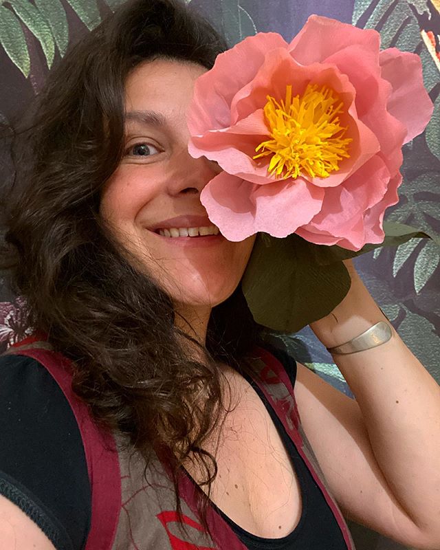 Fin de l’atelier de fleurs en papier crépon - C’était super chouette. J’ai adoré vous montrer comment réaliser cette simple rose et cette pivoine toute mignonne. J’espère que vous prenez autant de plaisir que moi à bricoler. Pour ceux qui auraient loupé le live, il est visible pour 24h dans mes stories :). J’ai hâte de voir vos fleurs maintenant !!! Vous me les montrerez ? N’hésitez pas aussi à me faire vos retours sur ces ateliers. Vos envies ? Vos suggestions d’animation ? Est-ce que je suis claire ? Vous me dites ?