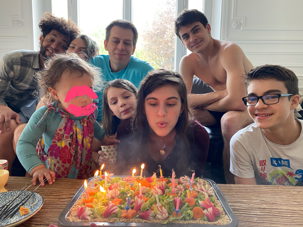 famille réunie autour d'un gateau d'anniversaire